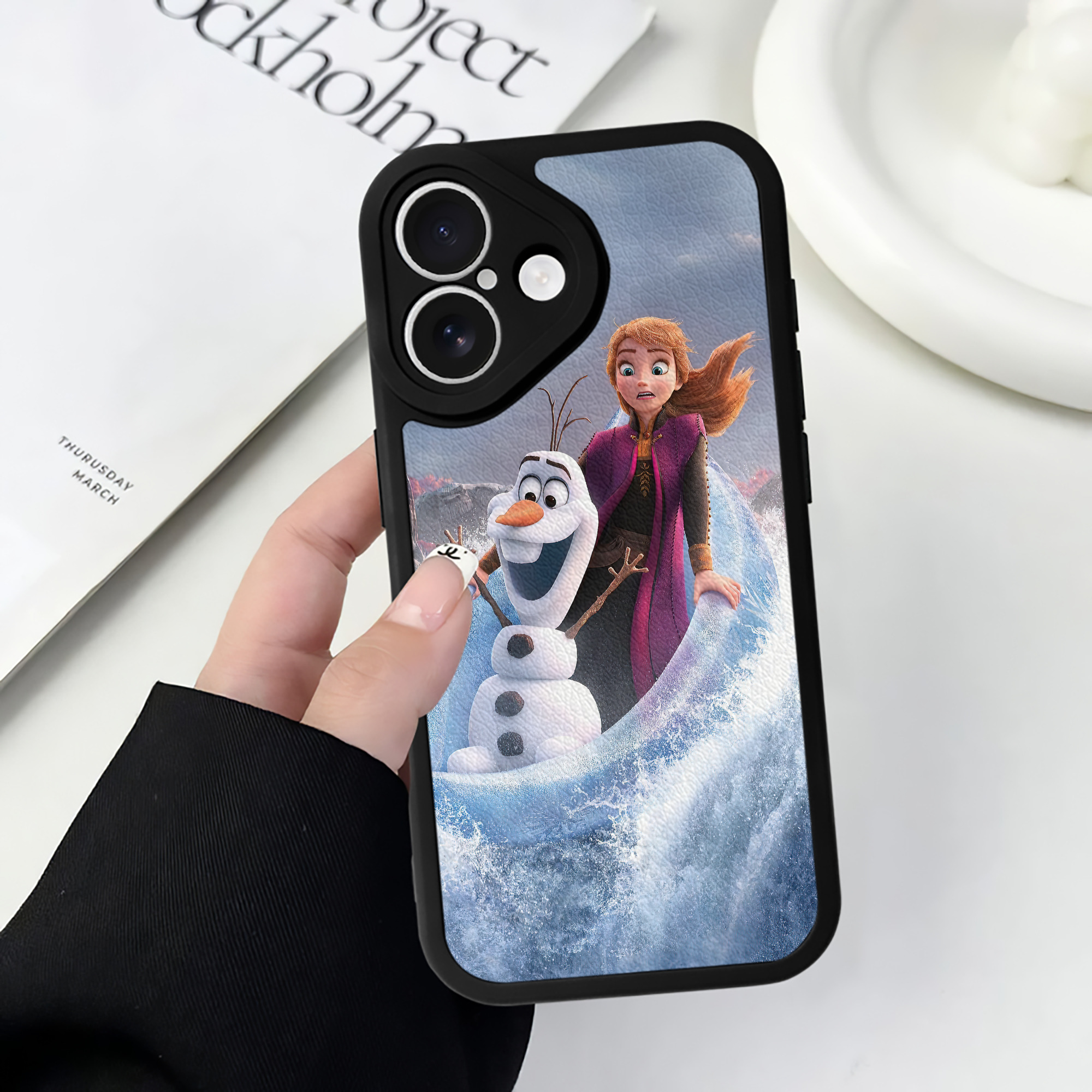 （画像用） アナと雪の女王 アンナ エルサ Frozen Anna Elsa 【iPhone 16シリーズ対応】シリコンスマホケース（レザー調） 材質：シリコン